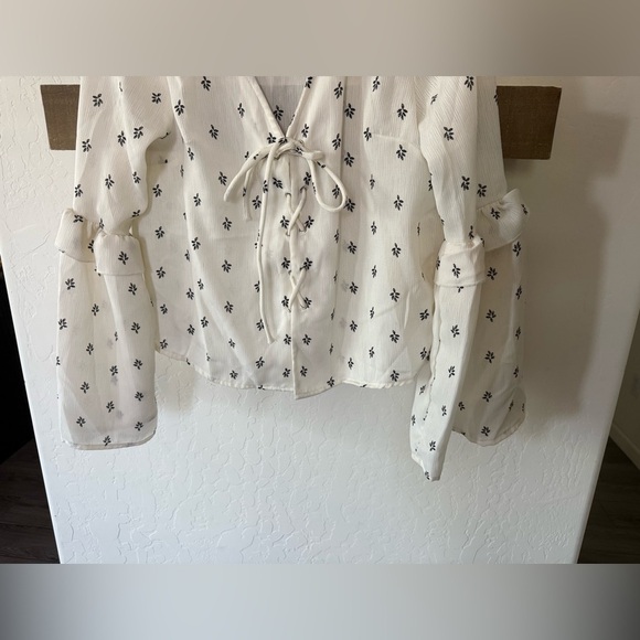 Charlotte Russe|White ditsy Floral long sleeve Boho Blouse,bell sleeves•••NWT - Picture 4 of 11